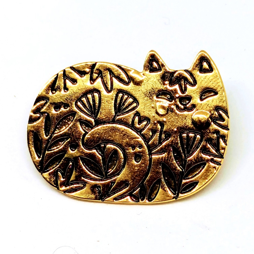 Gold Flower Cat Pin - Lying Kitty